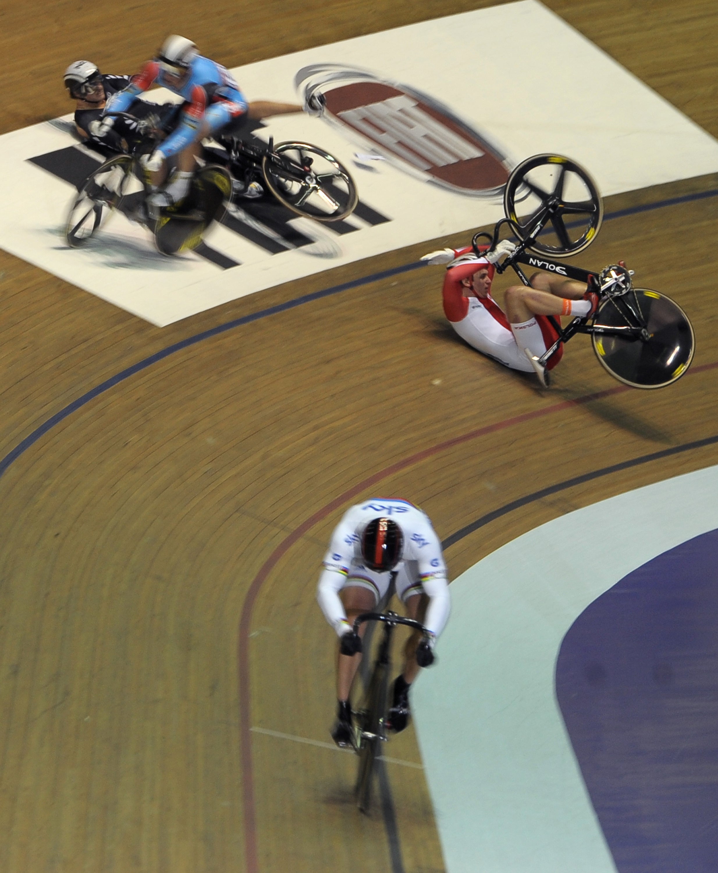 Chris Hoy escapes crash to win World Cup keirin in Manchester