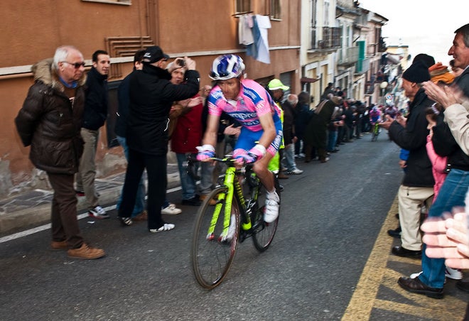 Scarponi attacks Michele Scarponi drops Damiano Cunego, and Danilo DiLuca, on a 15% grade just 1k from the finish in Chieti.