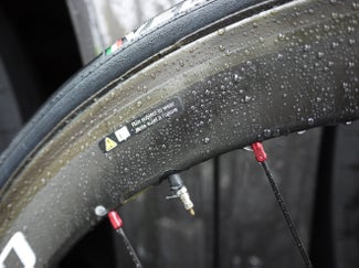 A wet start Many Team Sky riders went with Shimano wheels for the wet day. It could be that they prefer the braking performance of the Shimano rims in the wet over the unbranded HED rims they often use in the dry.