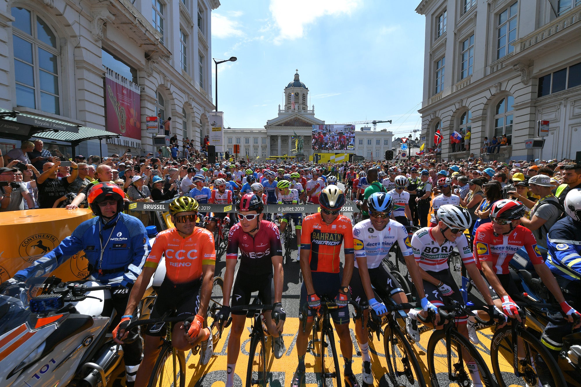 www.velonews.com