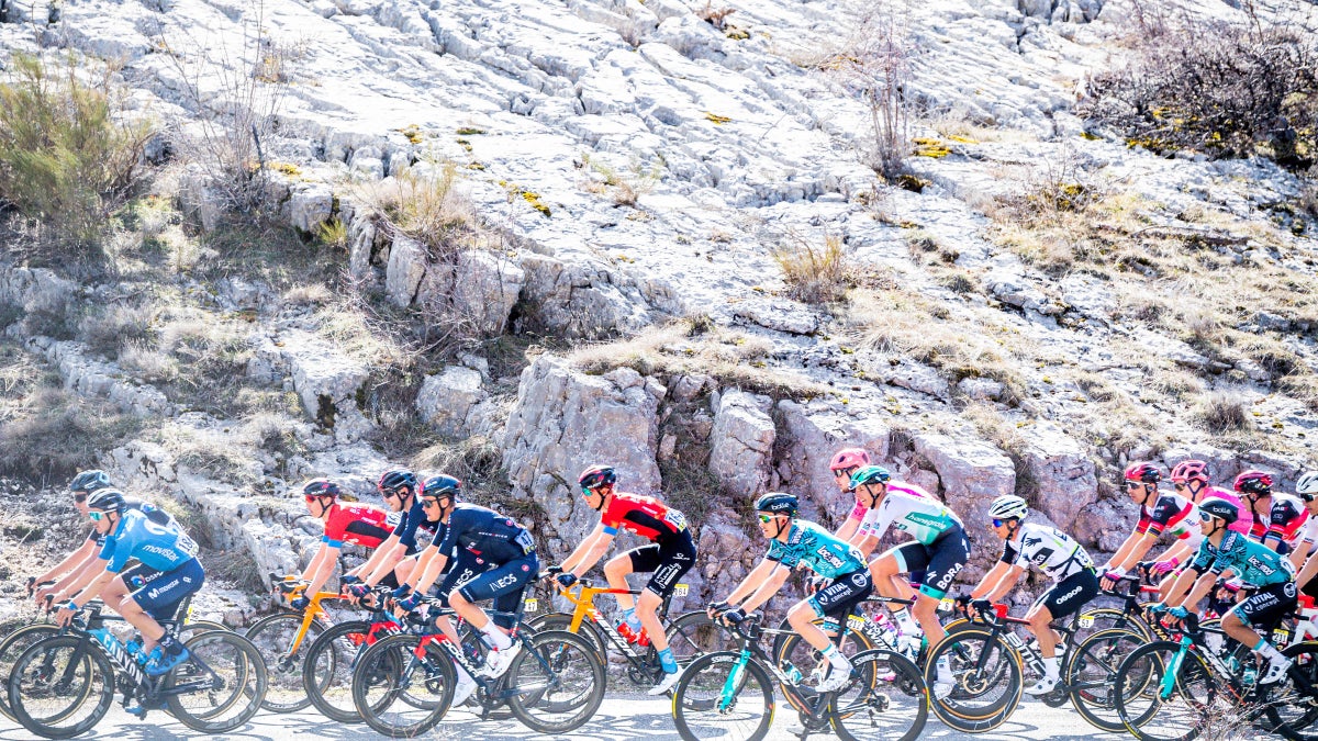 Green jersey winner Jakobsen thanks his team ‘this jersey is theirs also’ Velo