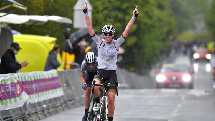 Anna van der Breggen bested Annemiek van Vleuten in a two-up sprint to take the win at the 2021 Durango-Durango.