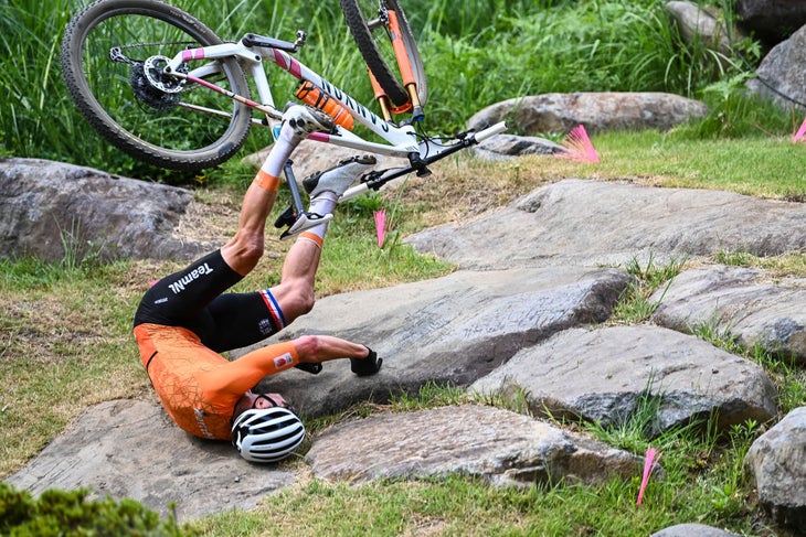 Mathieu van der Poel crashes early in mountain bike event