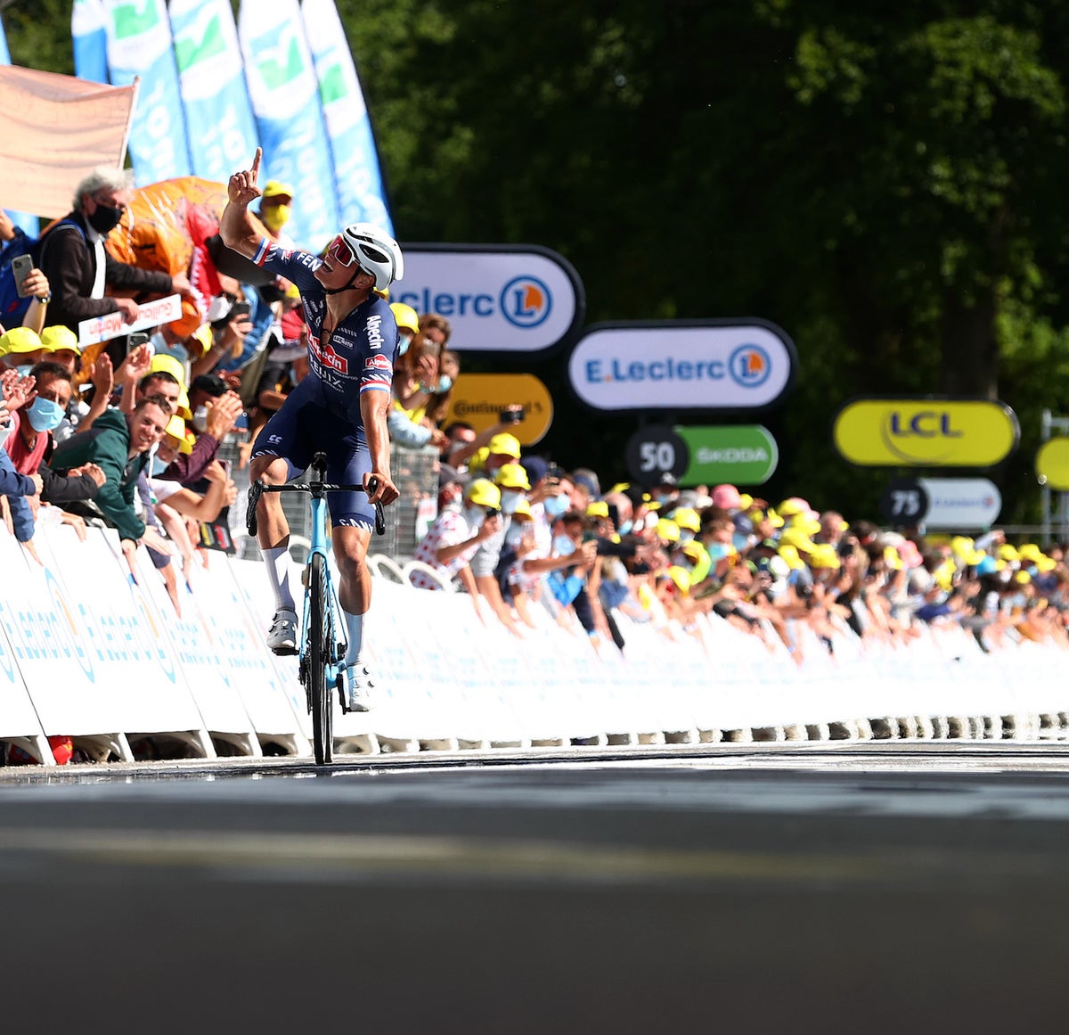 Cadex expands component catalog with new AR carbon drop handlebar Velo