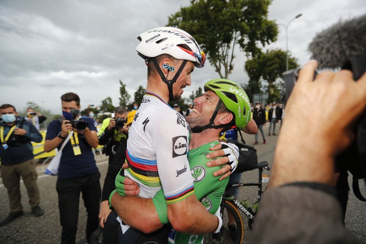 Mark Cavendish celebrates win 33