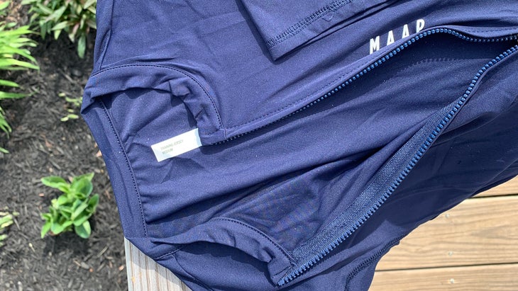 MAAP Training jersey offers a low-key, simple appearance, and comfortable at the neck and arms.