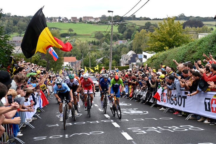 Remco Evenepoel goes on the attack, to the joy of the fans