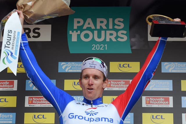 VN news ticker: Arnaud Démare wins Paris-Tours, Nairo Quintana dances in chameleon costume on Colombian TV