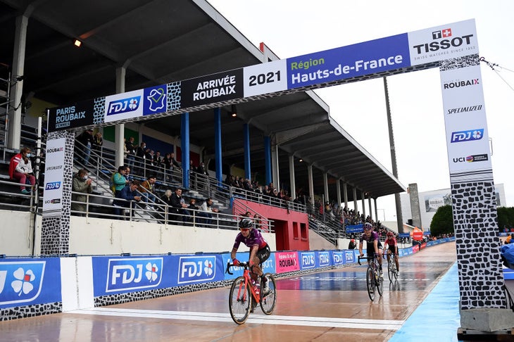 Jolien D'hoore ended her career with a difficult day at Paris-Roubaix