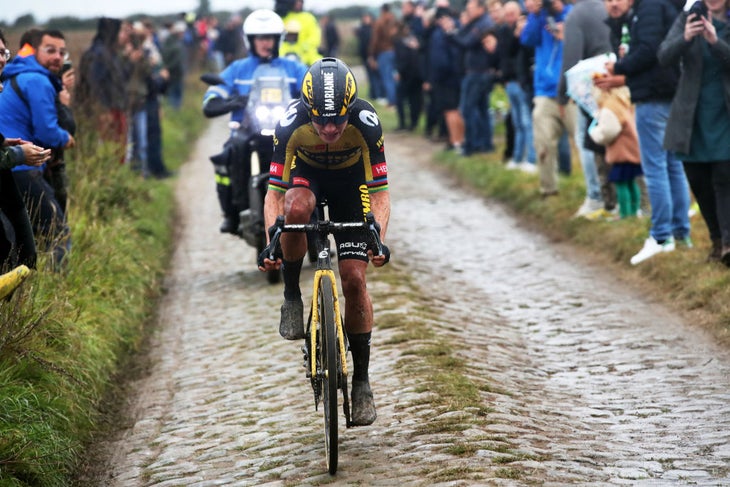 Marianne Vos sets off in chase of Lizzie Deignan