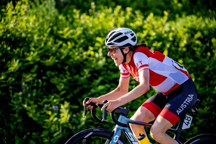 Anna Kiesenhofer rides solo at the Olympic Games