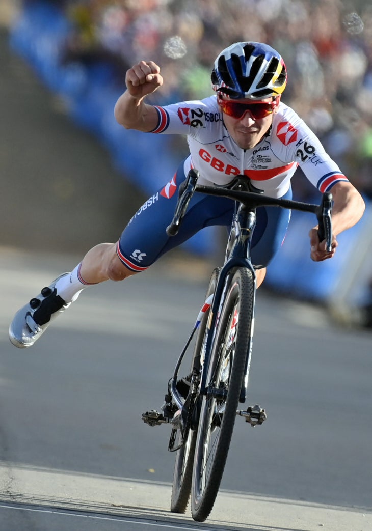 TOM PIDCOCK TAKES 2022 CYCLOCROSS WORLD CHAMPIONSHIP - Road Bike Action