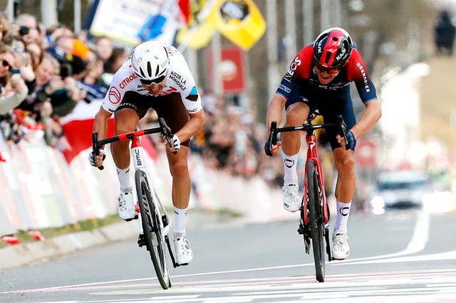 Amstel Gold Race: Michał Kwiatkowski edges Benoît Cosnefroy in photo finish