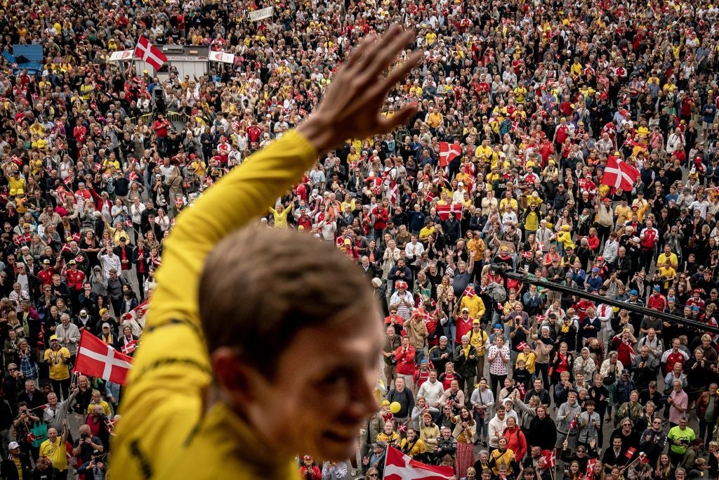TOPSHOT - Jumbo-Visma team's Danish rider Jonas Vingegaard (R), winner of the 2022 Tour de France, waves to a huge crowd from the town hall balcony in Copenhagen on July 27, 2022, a few days after the finish of the Tour de France cycling race in Paris. - - Denmark OUT (Photo by Mads Claus Rasmussen / Ritzau Scanpix / AFP) / Denmark OUT (Photo by MADS CLAUS RASMUSSEN/Ritzau Scanpix/AFP via Getty Images)