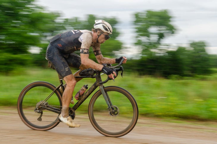 Ivar Slik chasing back on late in Unbound Gravel 2022