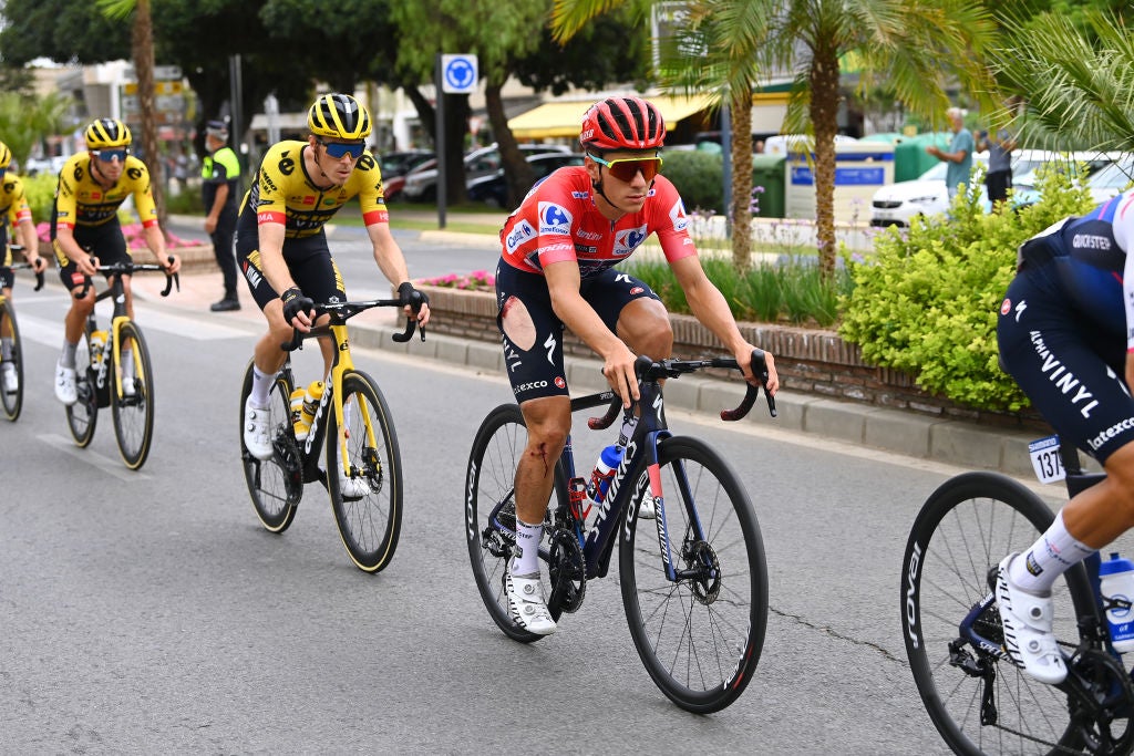 Remco Evenepoel crashes on descent at Vuelta a España - Velo