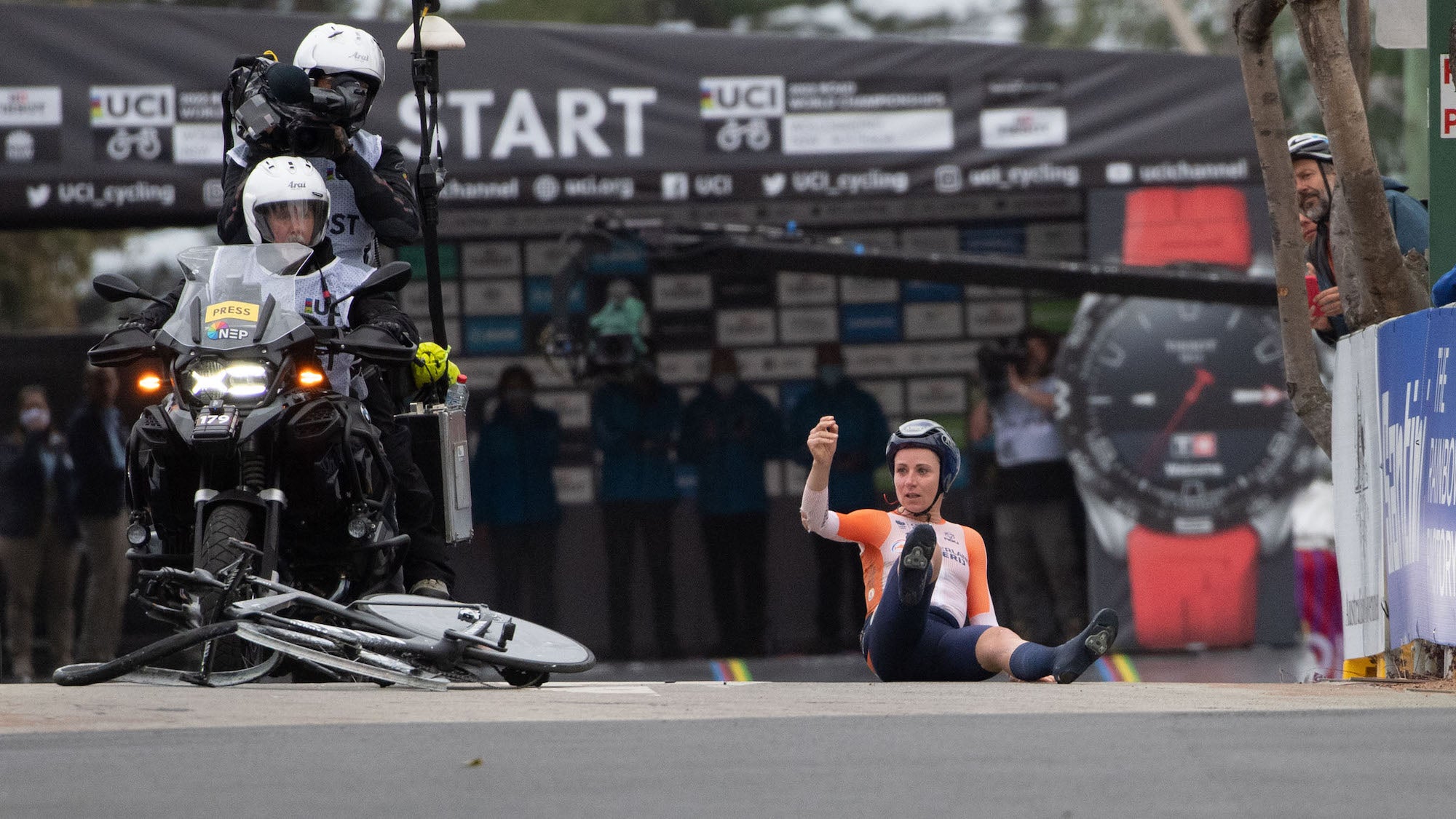 Annemiek Van Vleuten Crashes Hard In Mixed Relay Team Time Trial At UCI ...