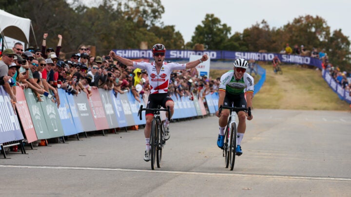 Eli Iserbyt (Pauwels Sauzen-Bingoal) outsprints Laurens Sweeck (Crelan-Fristads) to win 2022 World Cup Fayetteville