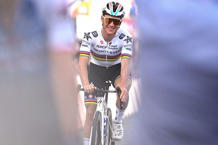 Video: Remco Evenepoel's first day in the rainbow jersey