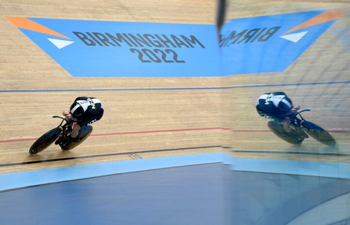 Aaron Gate rides the individual pursuit