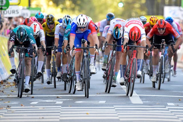 Paris-Tours: Arnaud Démare wins again in select group sprint