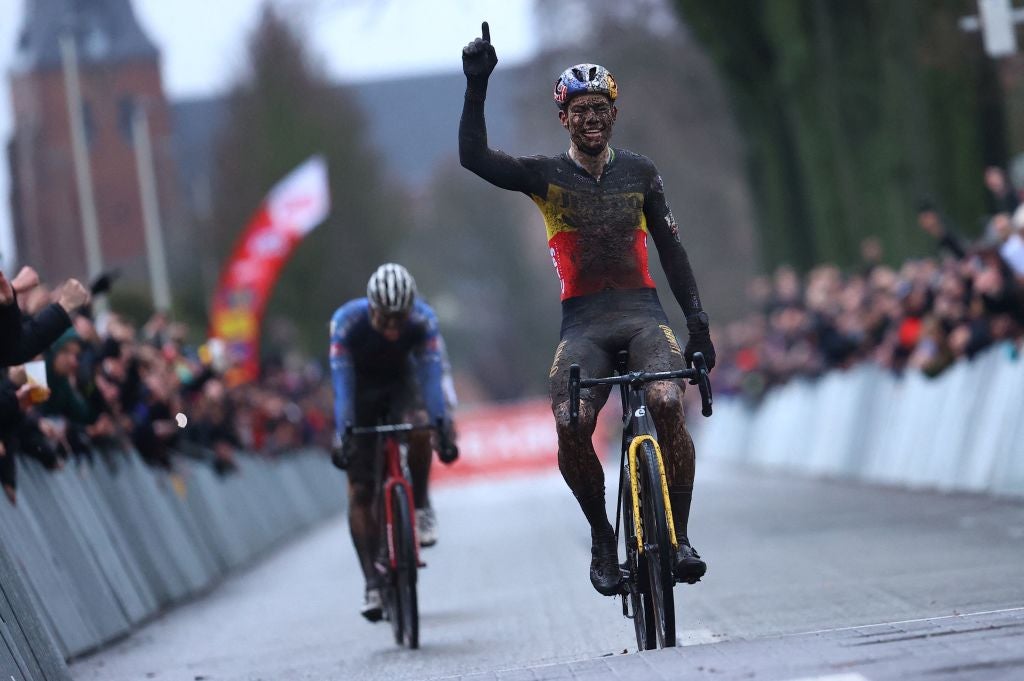 REVIEW Pro Cycling Manager 2022: Of hoe Wout van Aert toch de Ronde van 2022  wint, Games