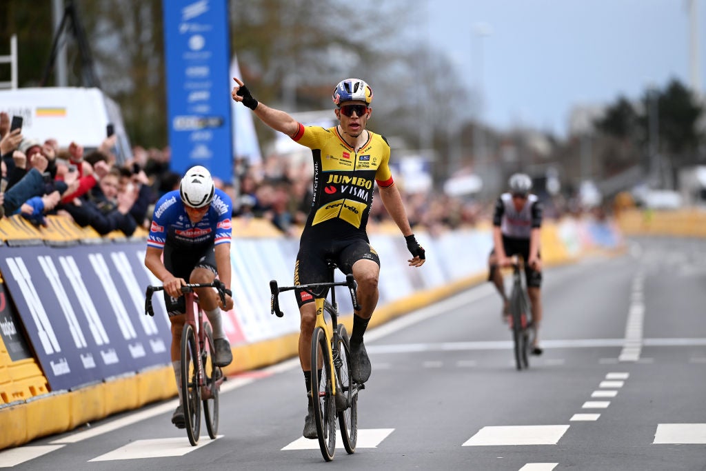 E3 Saxo Classic: Wout van Aert fends off Mathieu van der Poel, Tadej ...