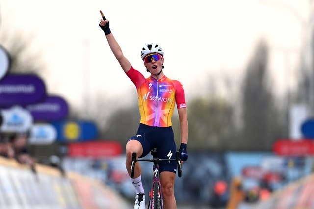 Tour of Flanders ticker: SD Worx with triple threat, Trek Segafredo ready, Pidcock bounces back, Simmons sits out