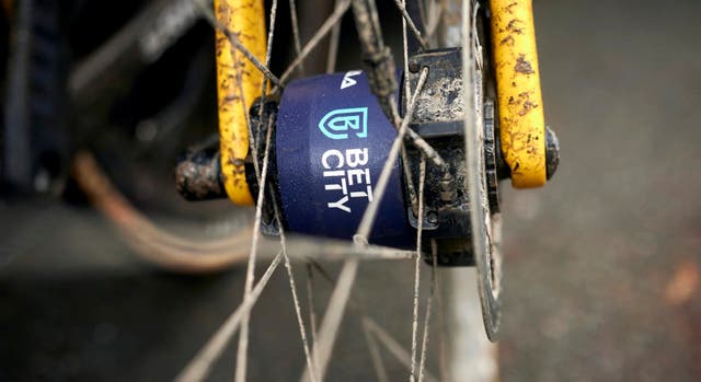 UPDATED: Jumbo-Visma, DSM to use tire pressure regulators at Paris-Roubaix, Wout van Aert opts out