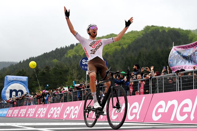 Giro d'Italia stage 4: Aurélien Paret-Peintre scores breakaway sprint, Remco Evenepoel lets go of pink