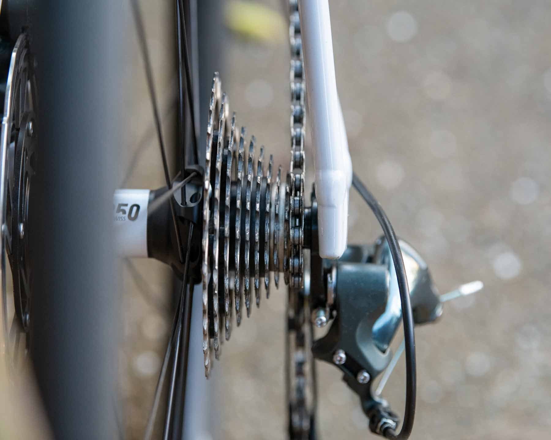 The Specialized Allez Sport 2023 detail of 10-speed Sunrace cassette