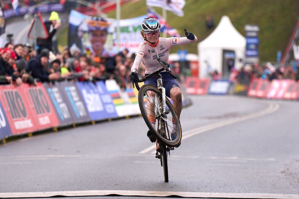 Van der Poel shows rainbow jersey for the first time in his home country:  We have been working on this stunt for some time