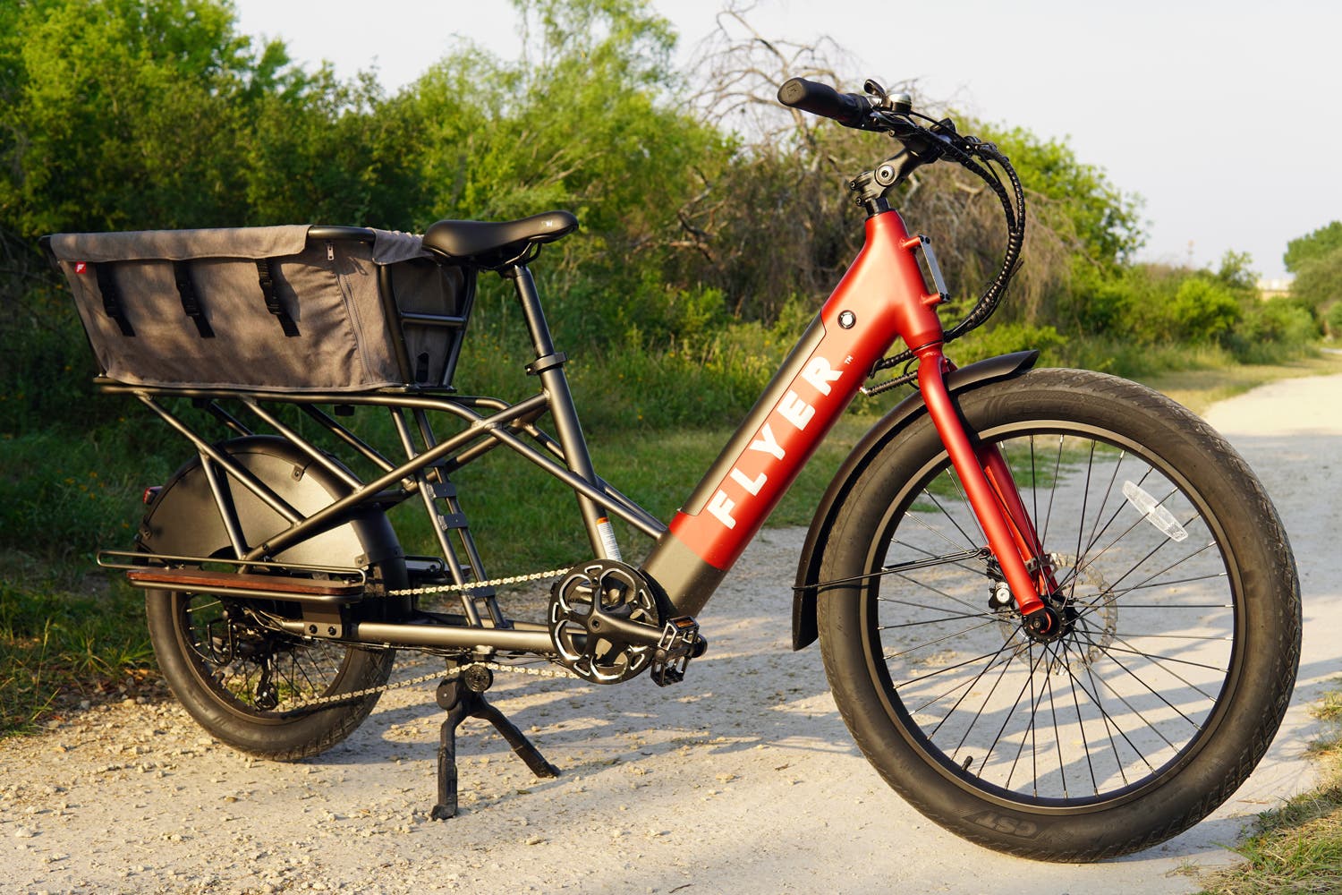 Flyer_L885cargo_review_frontside