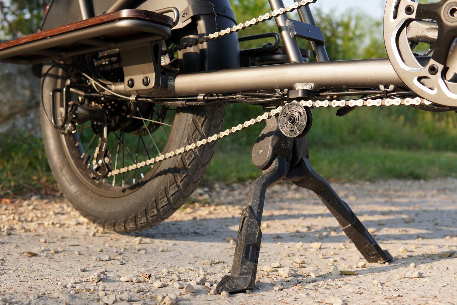 Flyer_L885cargo_review_kickstand