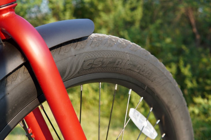Flyer_L885cargo_review_tire