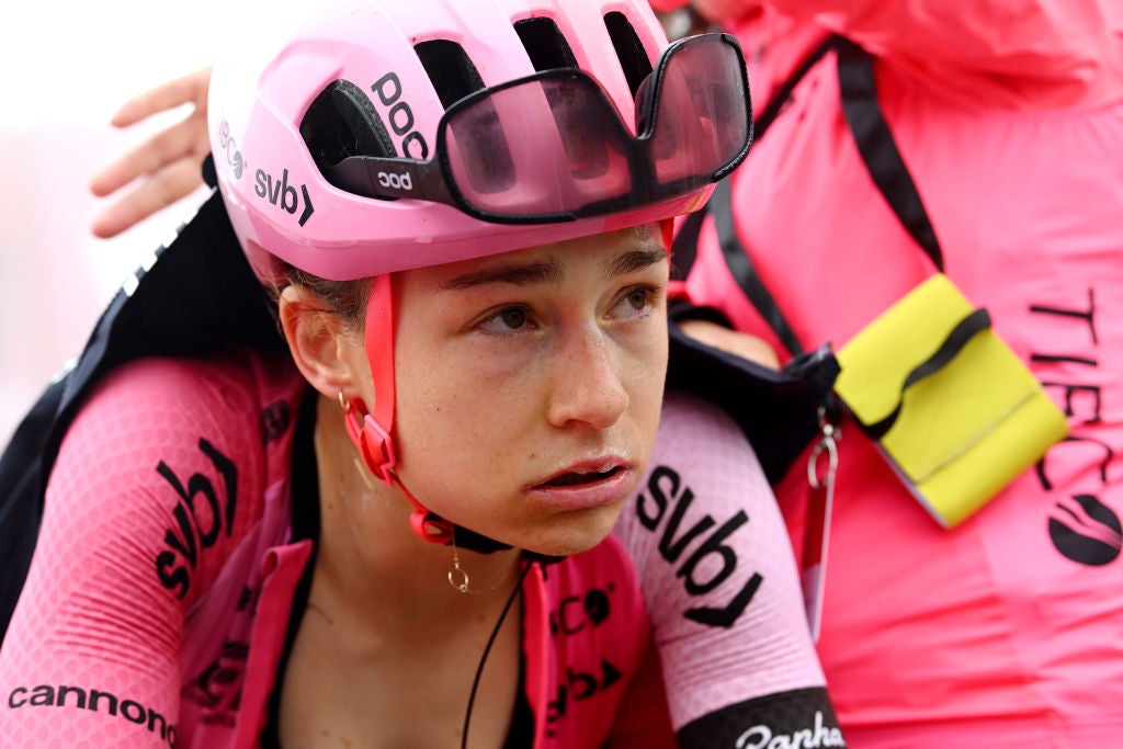 US mega-talent Veronica Ewers exits Tour de France Femmes with fractured collarbone