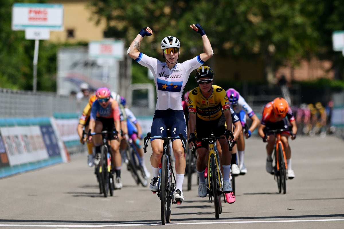 Giro d’Italia stage 3: Lorena Wiebes blasts home in sprint finish