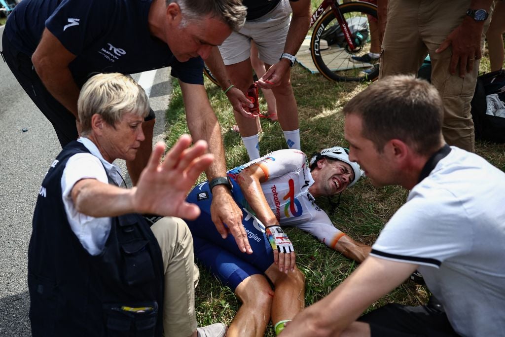 Fan provokes crash that knocks podium contender out of Tour de France