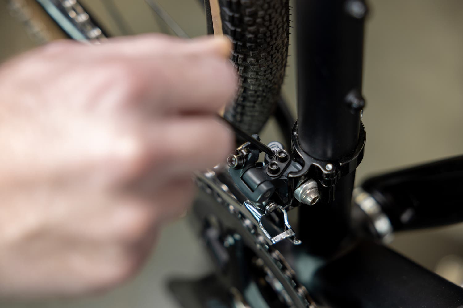 Microshift-Sword-drivetrain---front-derailleur-adjustment