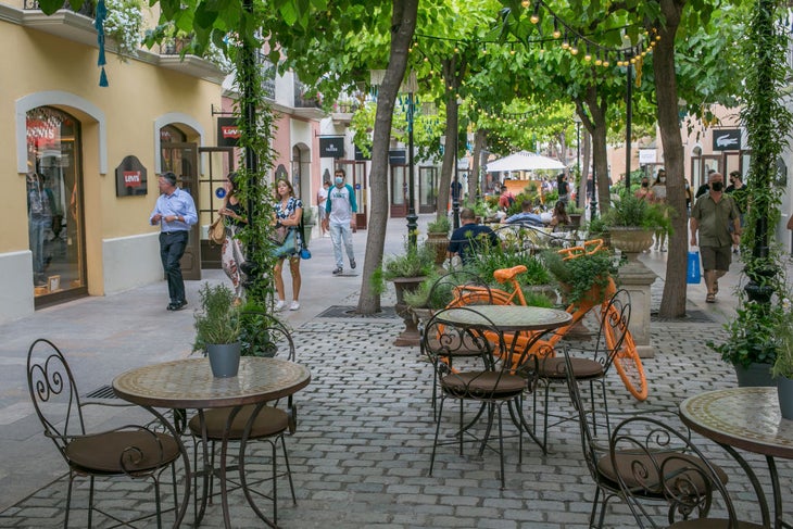 walking-public-space-barcelona-spain