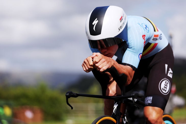 Remco Evenepoel shows off rainbow jersey in Binche – PelotonPost