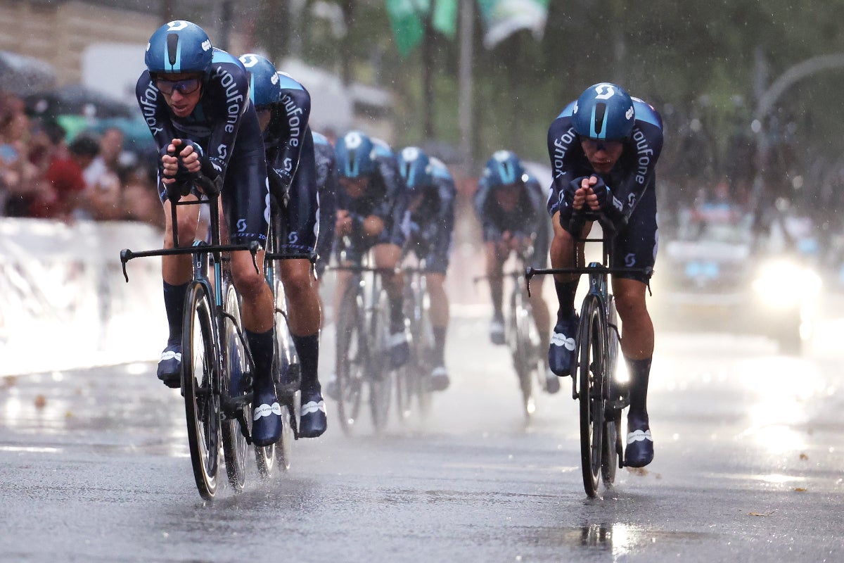 Vuelta a España stage 1: Team DSM-Firmenich wins as rain, near-darkness clouds team time trial