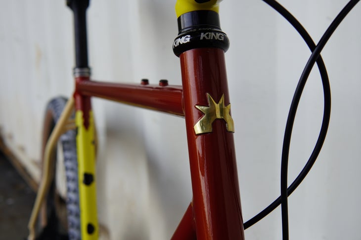 made-bike-show-onguza-gravel-bike-head-badge