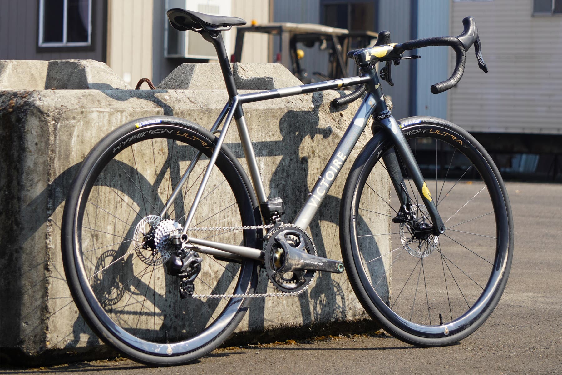 made-bike-show-victoire-road-bike-grey-complete