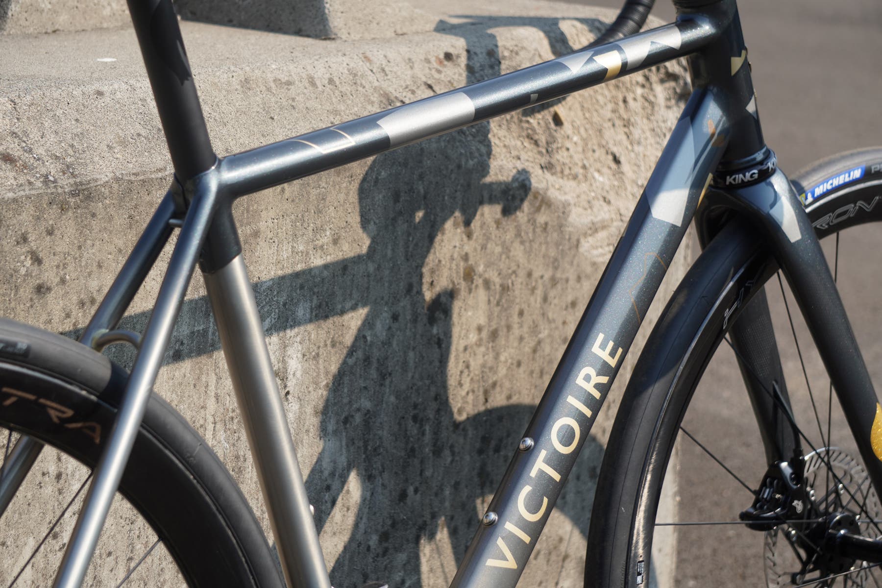 made-bike-show-victoire-road-bike-grey-seat-cluster