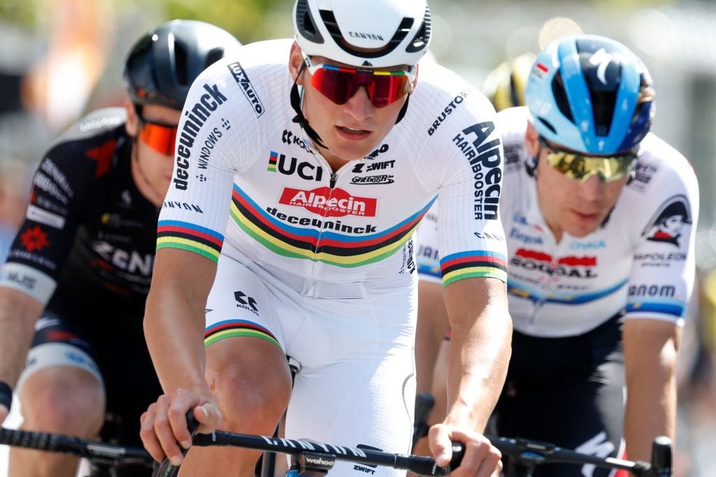 Mathieu van der Poel brings rainbows to GP Plouay: 'Being present as world champion is the main reason'