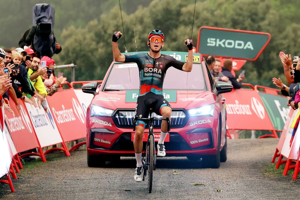 Vuelta a España stage 9: Sepp Kuss defends red, Lennard Kämna completes grand tour set after wild day of windswept racing