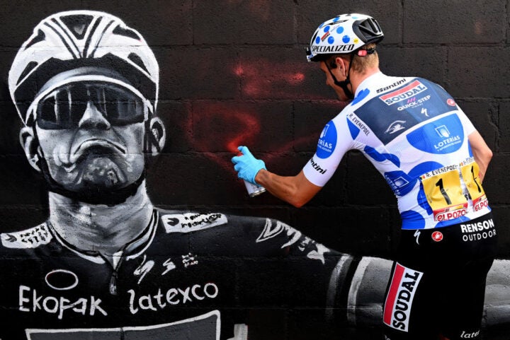 Evenepoel 'signs' some artwork at the Vuelta