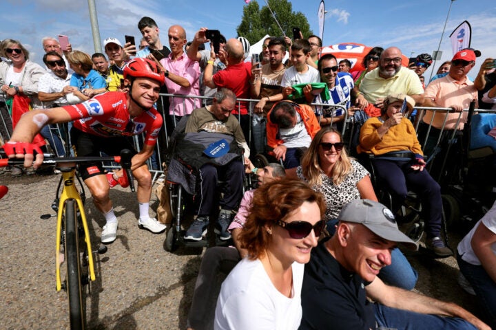 Vuelta a España stage 19 sepp kuss photos with fans