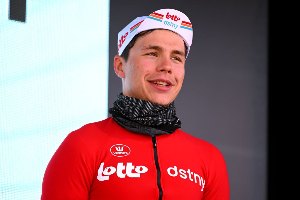 Arnaud De Lie Wins Sprint with One Leg: 'I Prefer to Sprint with Two Legs'